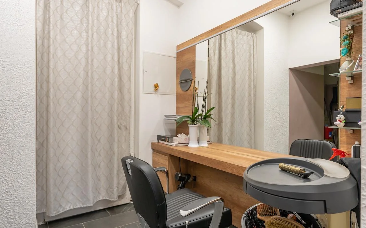 Ruhiger Bedienplatz im hinteren Salonbereich